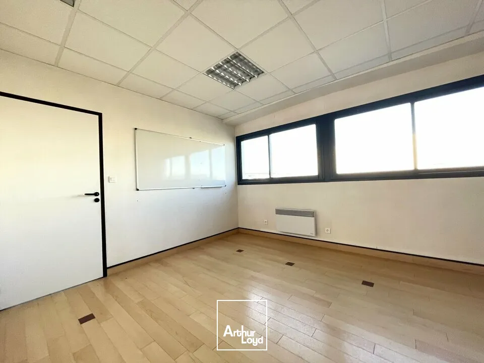 À LOUER  BUREAUX 151 M²  ZONE RÉPUBLIQUE 3  POITIERS  PARKING PRIVATIF