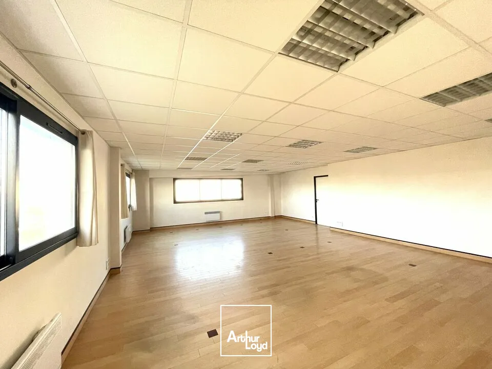 À LOUER  BUREAUX 151 M²  ZONE RÉPUBLIQUE 3  POITIERS  PARKING PRIVATIF