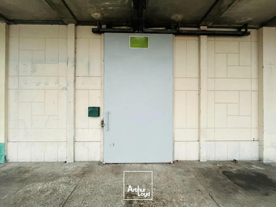 NOUVEAUTÉ - A LOUER ENTREPÔT DE 60 m2 + 40 m2 DE QUAI COUVERT ZONE INDUSTRIELLE ET PORTUAIRE DU HAVRE