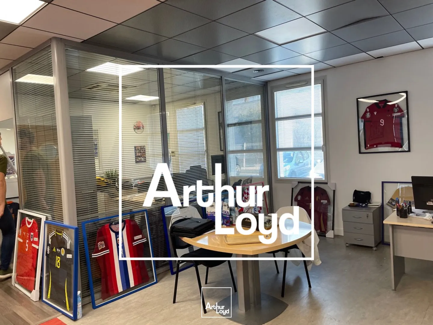 IMMEUBLE INDEPENDANT DE 920 M² - MAUGUIO