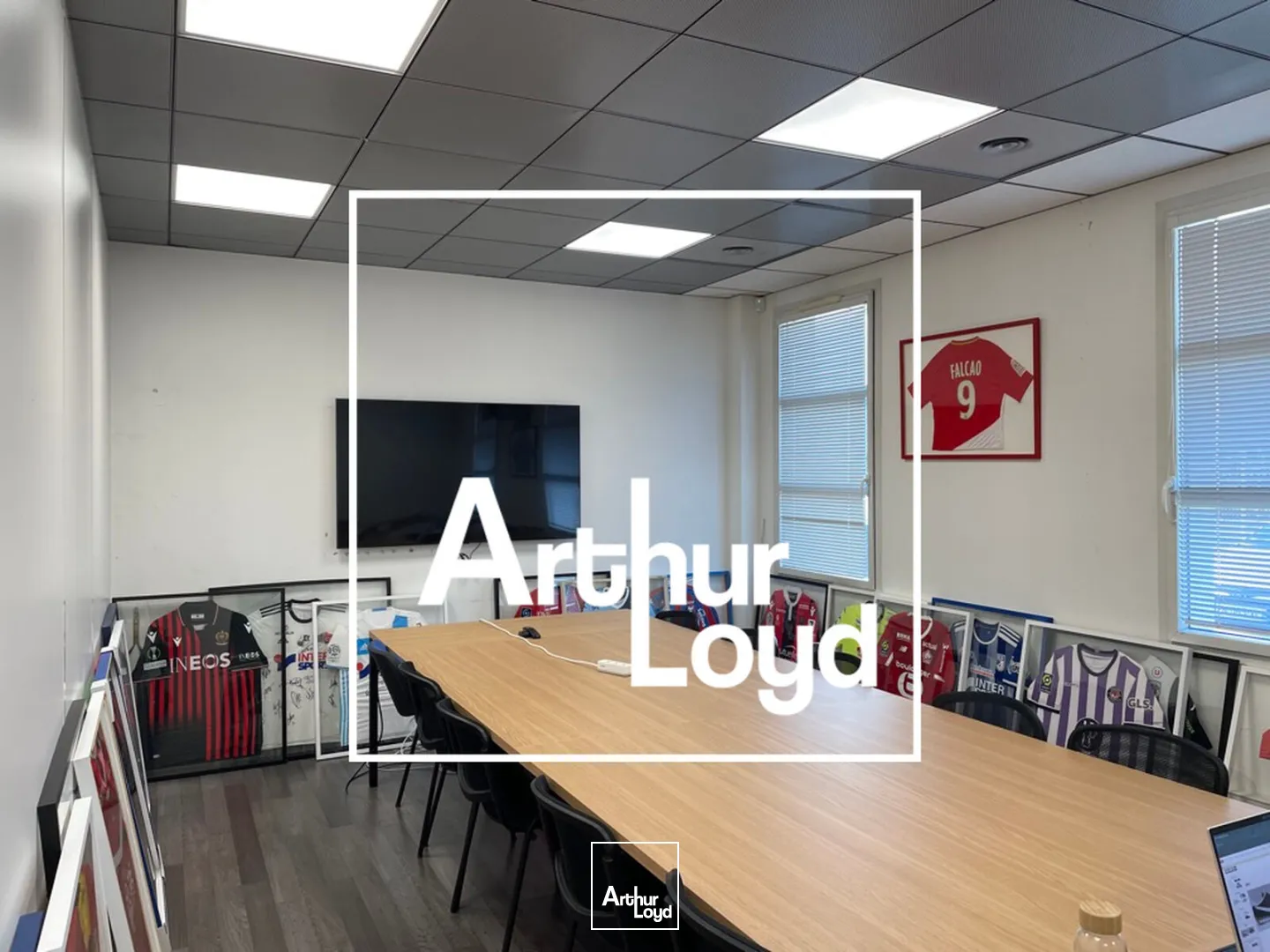 IMMEUBLE INDEPENDANT DE 920 M² - MAUGUIO