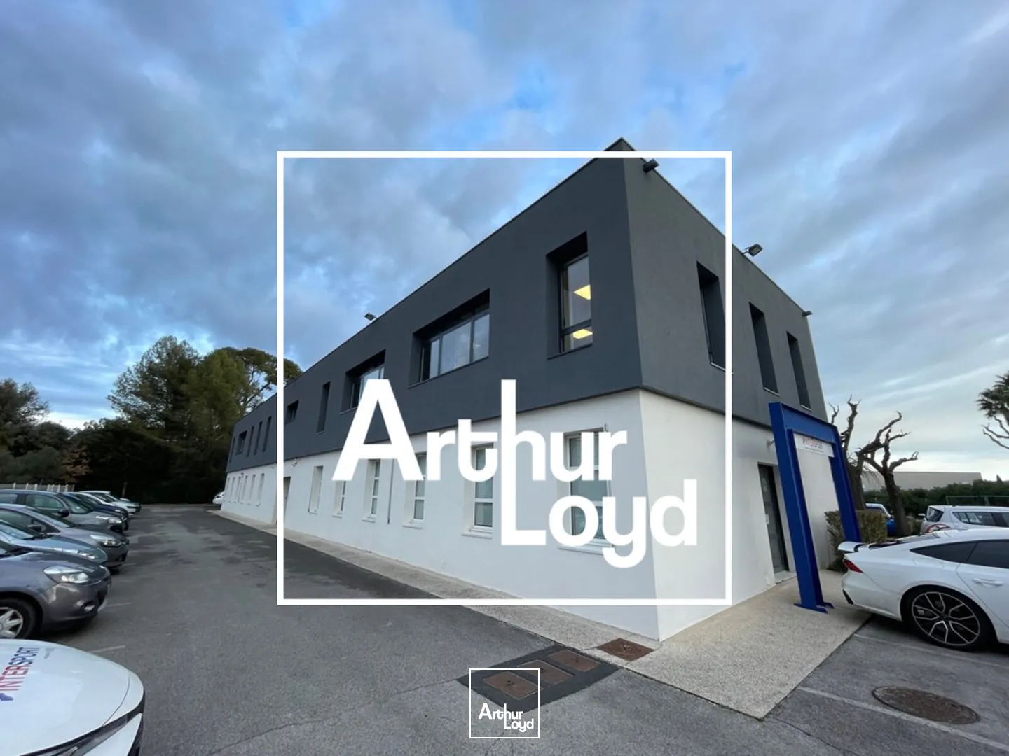 IMMEUBLE INDEPENDANT DE 920 M² - MAUGUIO