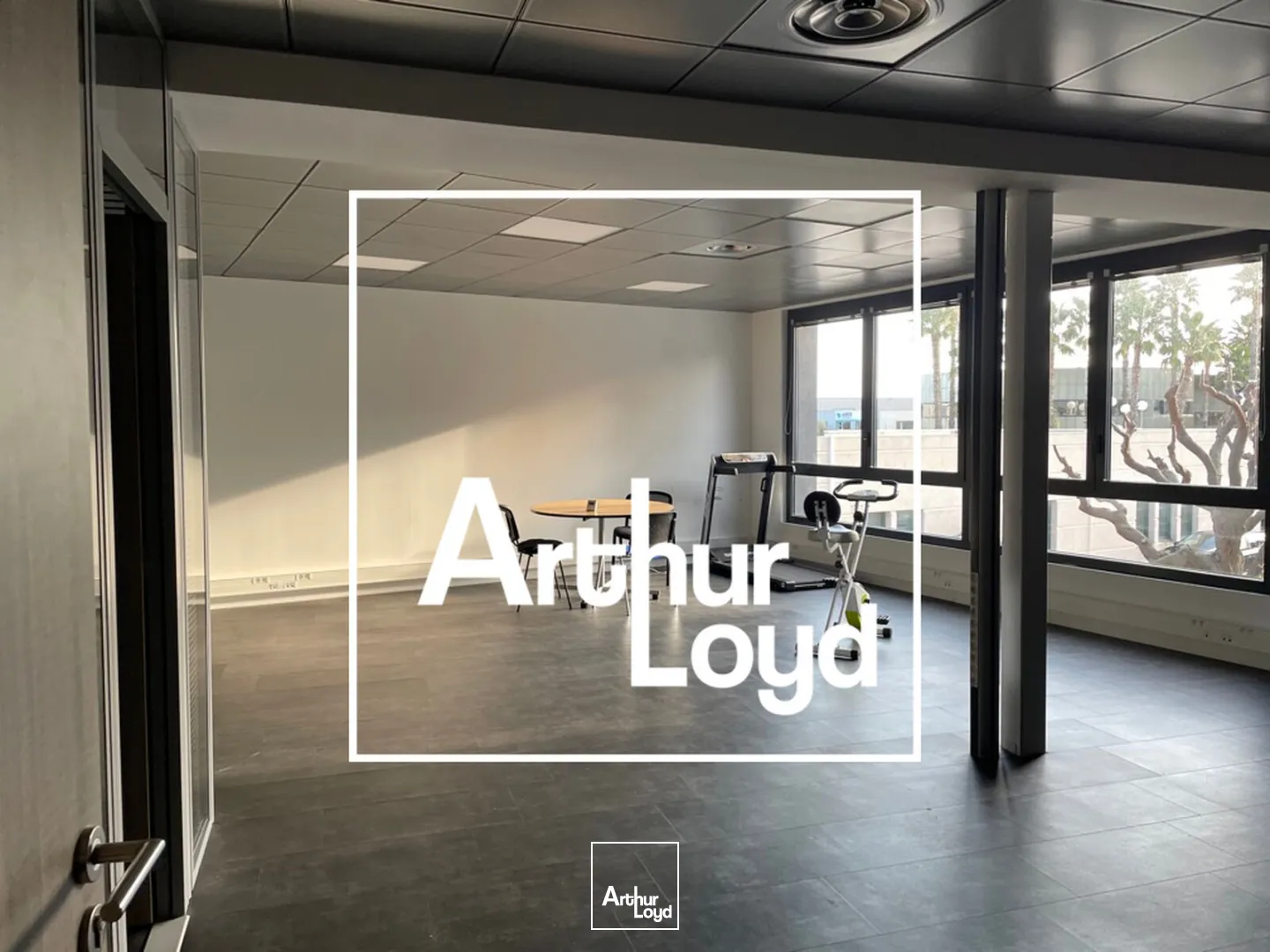 IMMEUBLE INDEPENDANT DE 920 M² - MAUGUIO