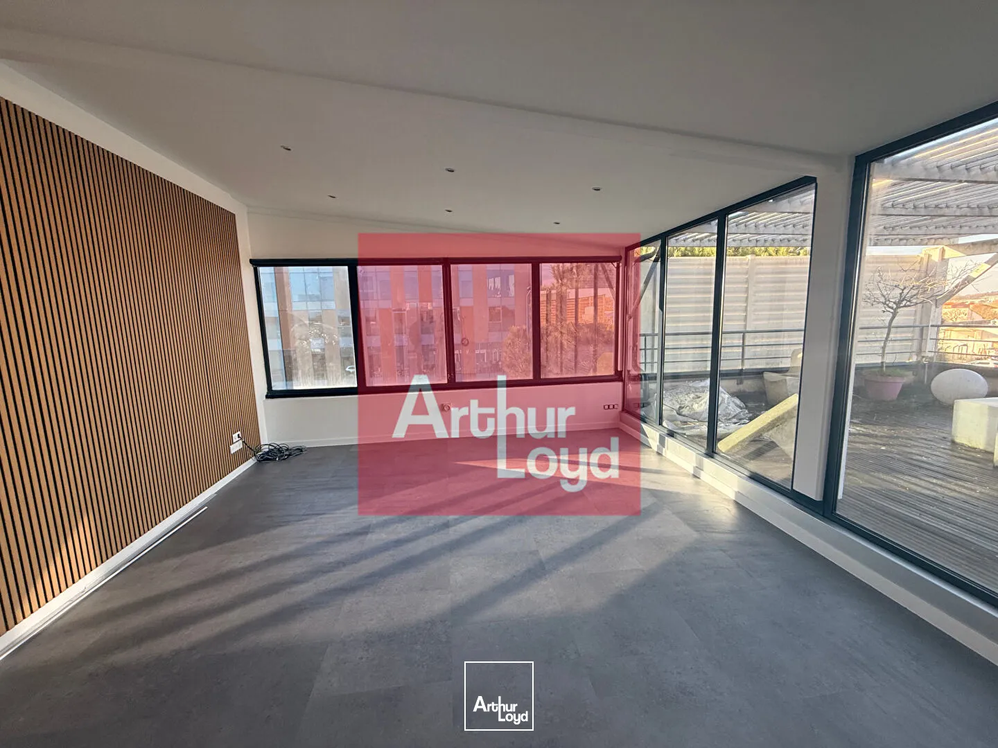 Bureaux contemporains avec grande terrasse Environnement tertiaire performant et valorisant