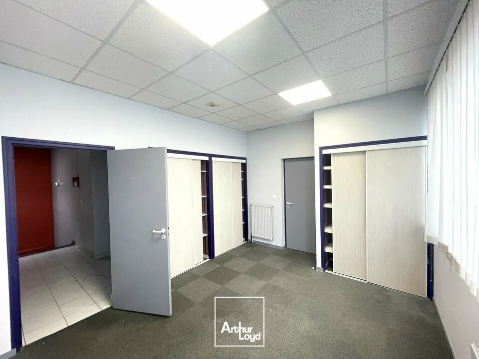 À LOUER  BUREAUX 315 M²  PROXIMITÉ D910  PARKINGS PRIVATIFS  CHASSENEUIL-DU-POITOU 