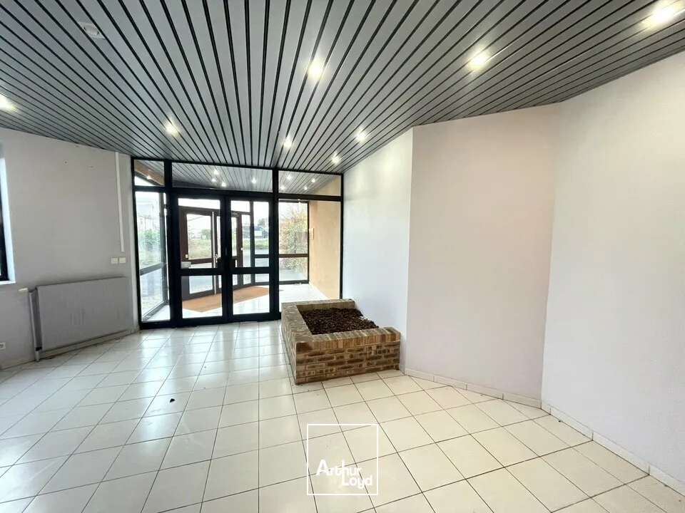 À LOUER  BUREAUX 315 M²  PROXIMITÉ D910  PARKINGS PRIVATIFS  CHASSENEUIL-DU-POITOU 