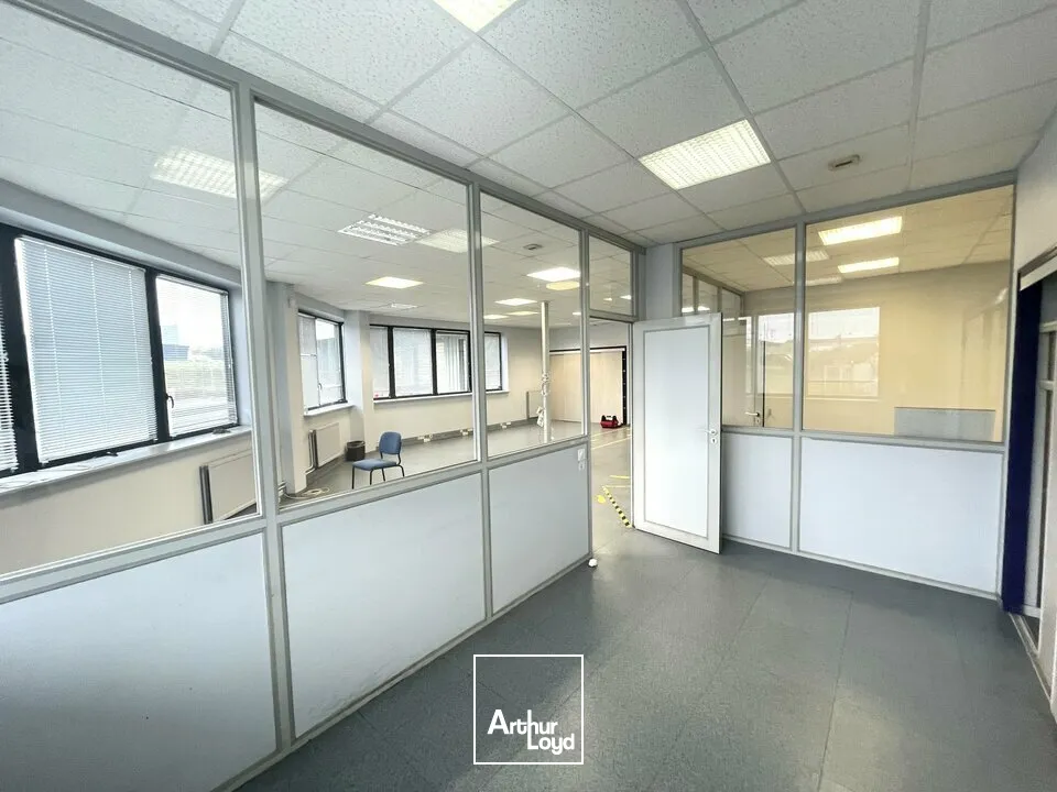 À LOUER  BUREAUX 315 M²  PROXIMITÉ D910  PARKINGS PRIVATIFS  CHASSENEUIL-DU-POITOU 