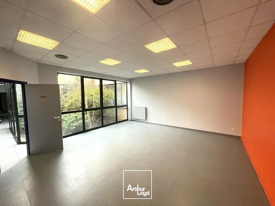 À LOUER  BUREAUX 315 M²  PROXIMITÉ D910  PARKINGS PRIVATIFS  CHASSENEUIL-DU-POITOU 