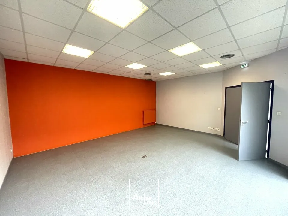À LOUER  BUREAUX 315 M²  PROXIMITÉ D910  PARKINGS PRIVATIFS  CHASSENEUIL-DU-POITOU 