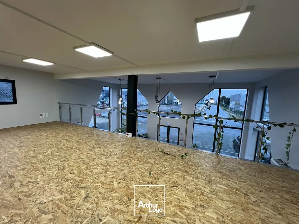 Bâtiment de bureaux avec entrepôts à COGNAC