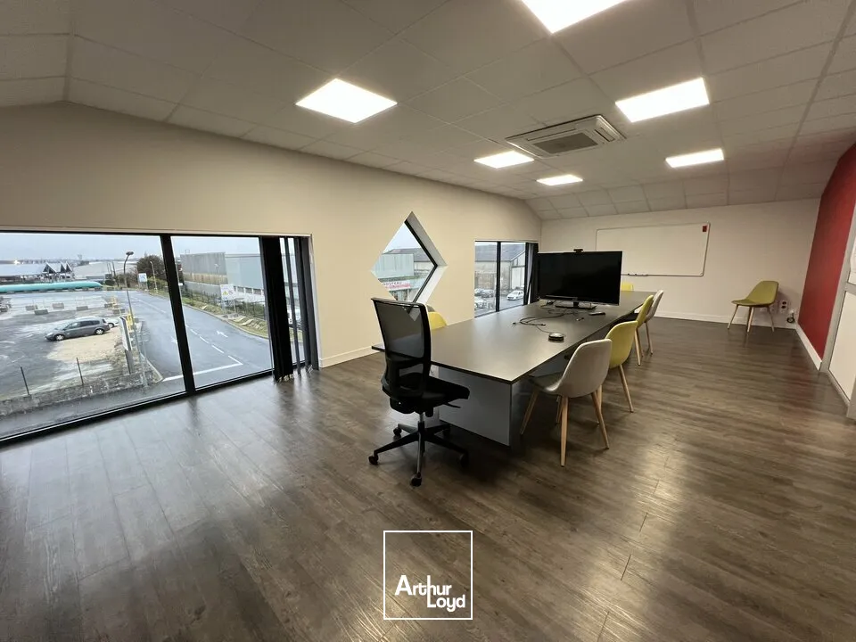 Bâtiment de bureaux avec entrepôts à COGNAC