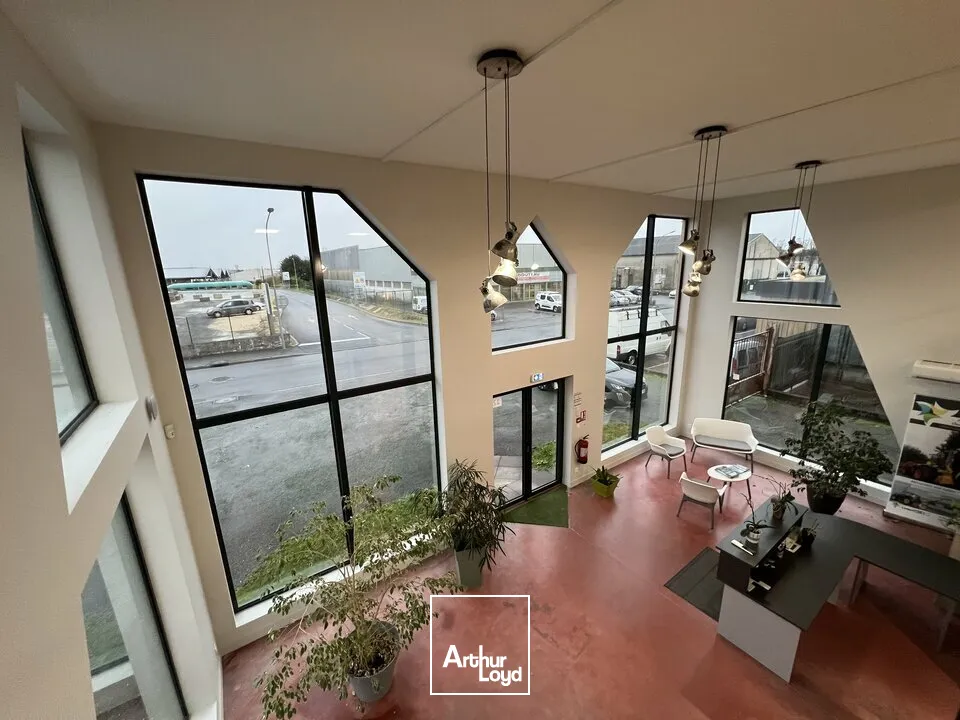 Bâtiment de bureaux avec entrepôts à COGNAC
