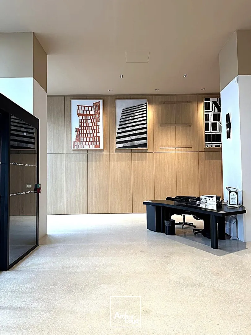 Bureaux à louer Paris 17 - Immeuble indépendant récent, plateaux lumineux et fonctionnels, excellente accessibilité par métro ligne 14