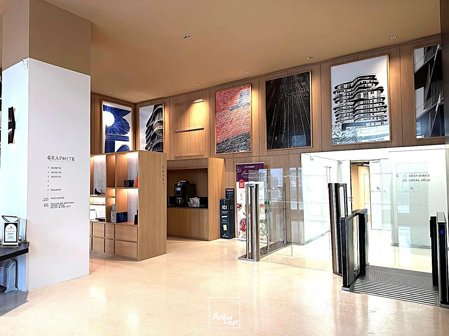 Bureaux à louer Paris 17 - Immeuble indépendant récent, plateaux lumineux et fonctionnels, excellente accessibilité par métro ligne 14