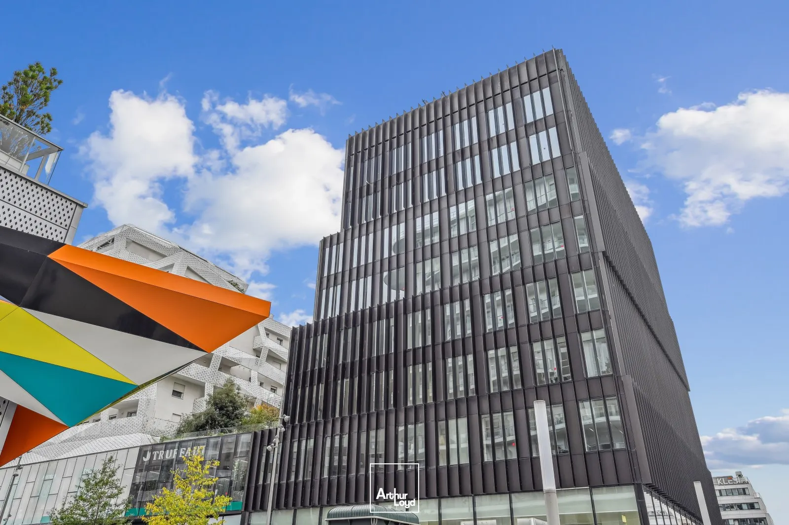 Bureaux à louer Paris 17 - Immeuble indépendant récent, plateaux lumineux et fonctionnels, excellente accessibilité par métro ligne 14