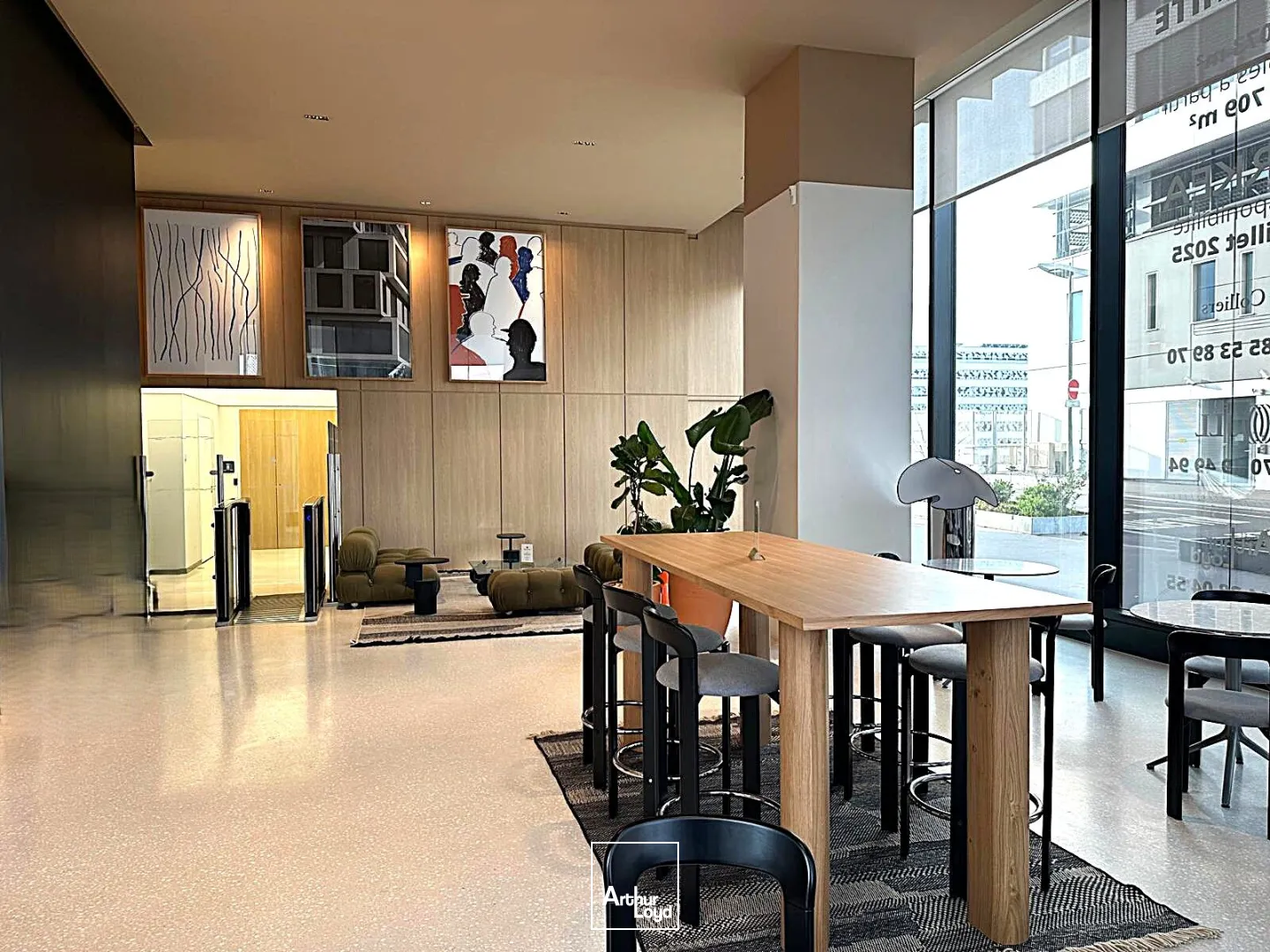 Bureaux à louer Paris 17 - Immeuble indépendant récent, plateaux lumineux et fonctionnels, excellente accessibilité par métro ligne 14