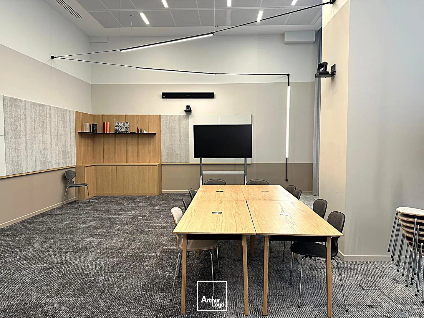 Bureaux à louer Paris 17 - Immeuble indépendant récent, plateaux lumineux et fonctionnels, excellente accessibilité par métro ligne 14