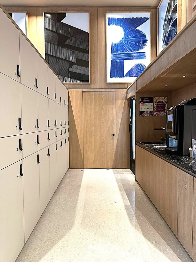 Bureaux à louer Paris 17 - Immeuble indépendant récent, plateaux lumineux et fonctionnels, excellente accessibilité par métro ligne 14