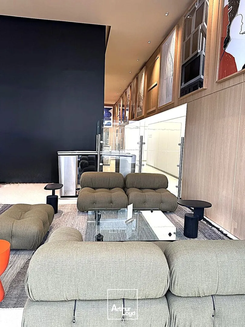 Bureaux à louer Paris 17 - Immeuble indépendant récent, plateaux lumineux et fonctionnels, excellente accessibilité par métro ligne 14