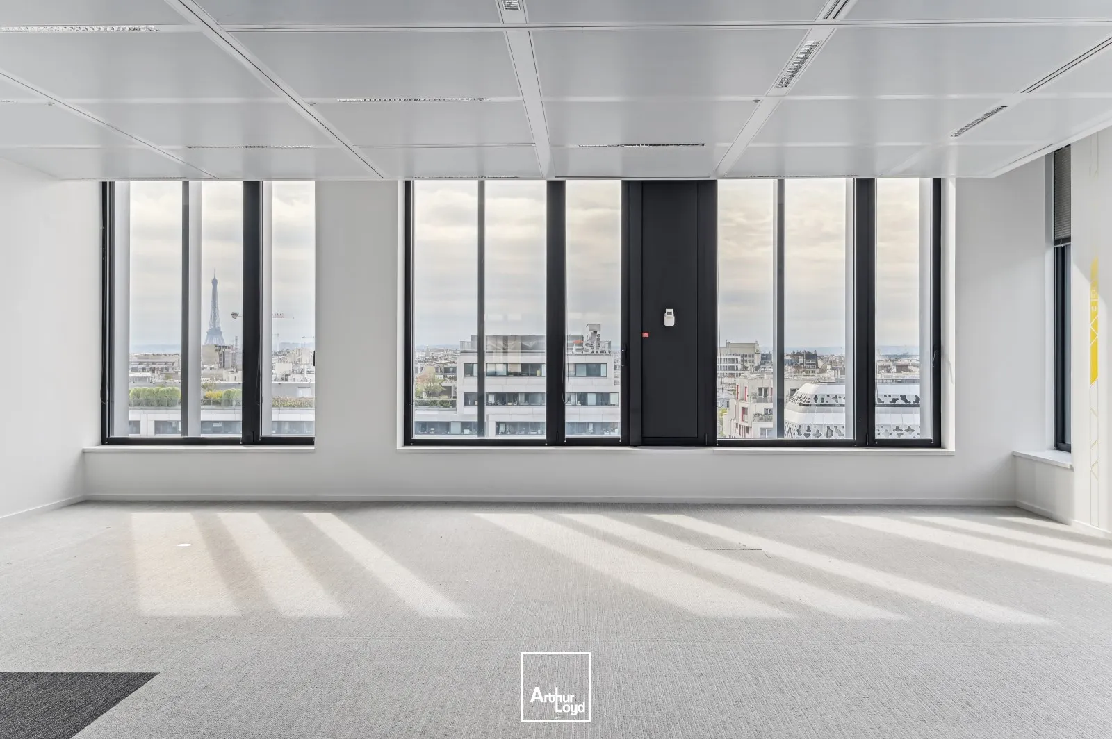Bureaux à louer Paris 17 - Immeuble indépendant récent, plateaux lumineux et fonctionnels, excellente accessibilité par métro ligne 14