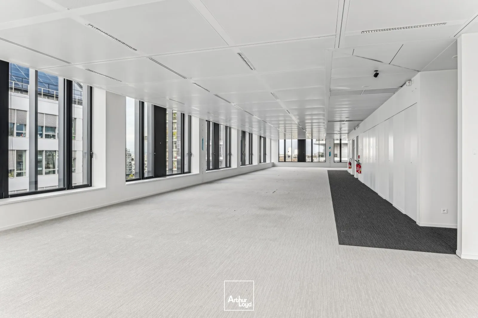 Bureaux à louer Paris 17 - Immeuble indépendant récent, plateaux lumineux et fonctionnels, excellente accessibilité par métro ligne 14