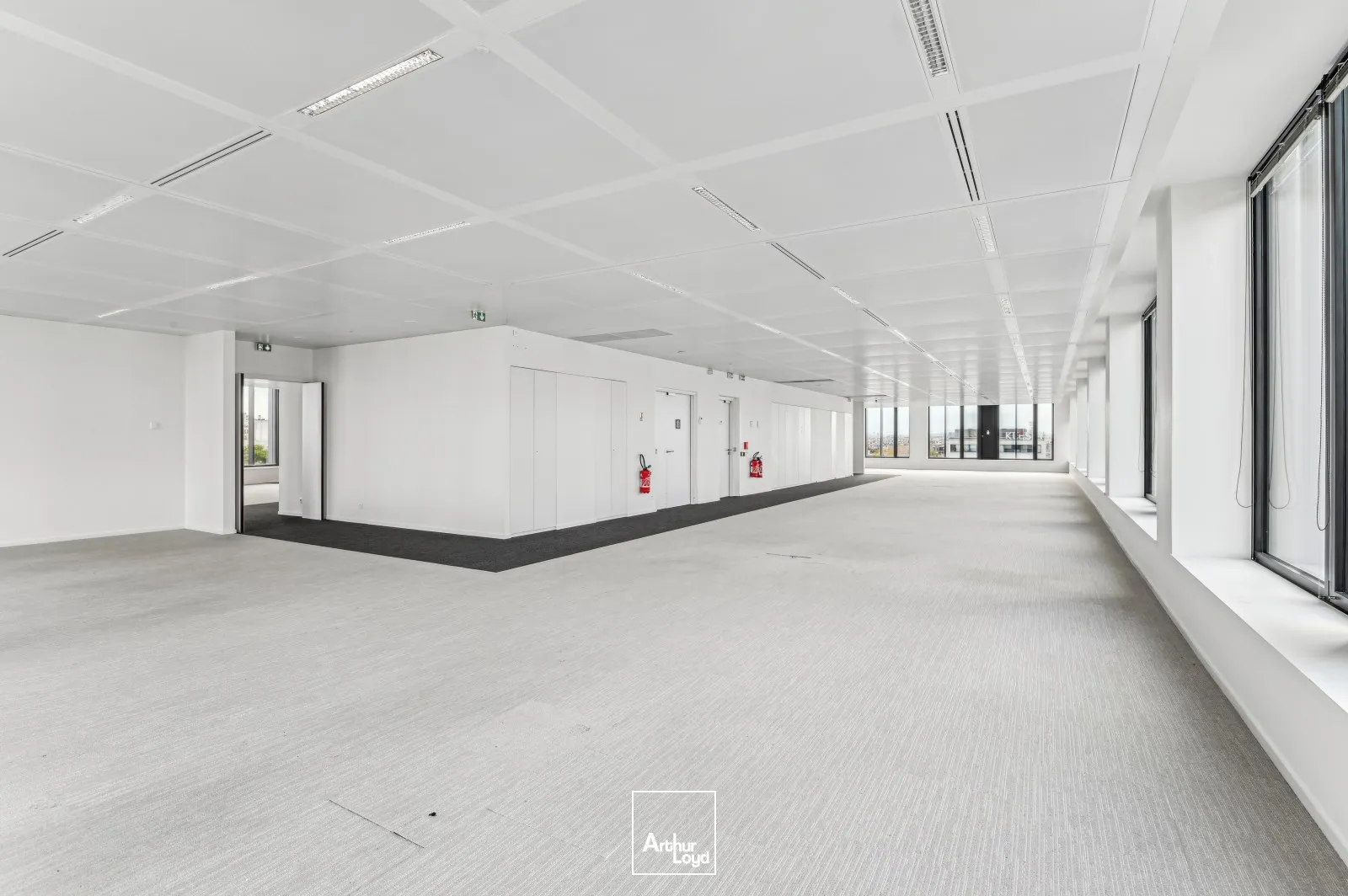 Bureaux à louer Paris 17 - Immeuble indépendant récent, plateaux lumineux et fonctionnels, excellente accessibilité par métro ligne 14