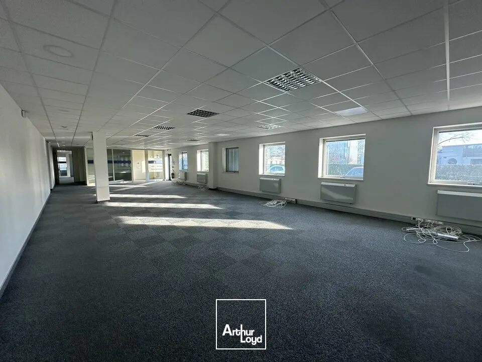 BUREAUX à LOUER de 2201 m²