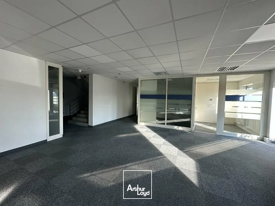 BUREAUX à LOUER de 2201 m²