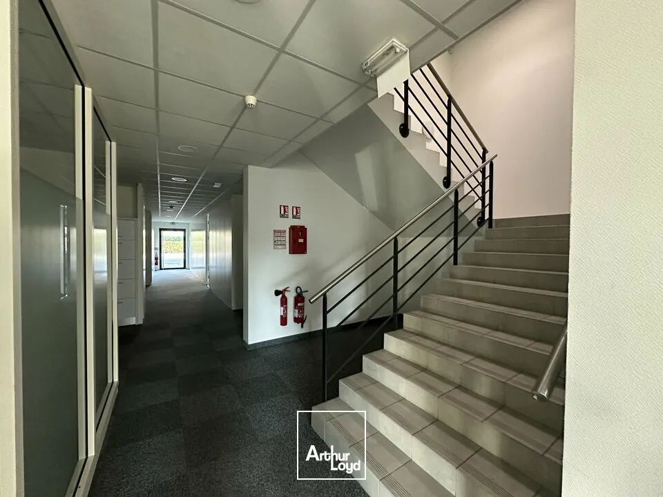 BUREAUX à LOUER de 2201 m²