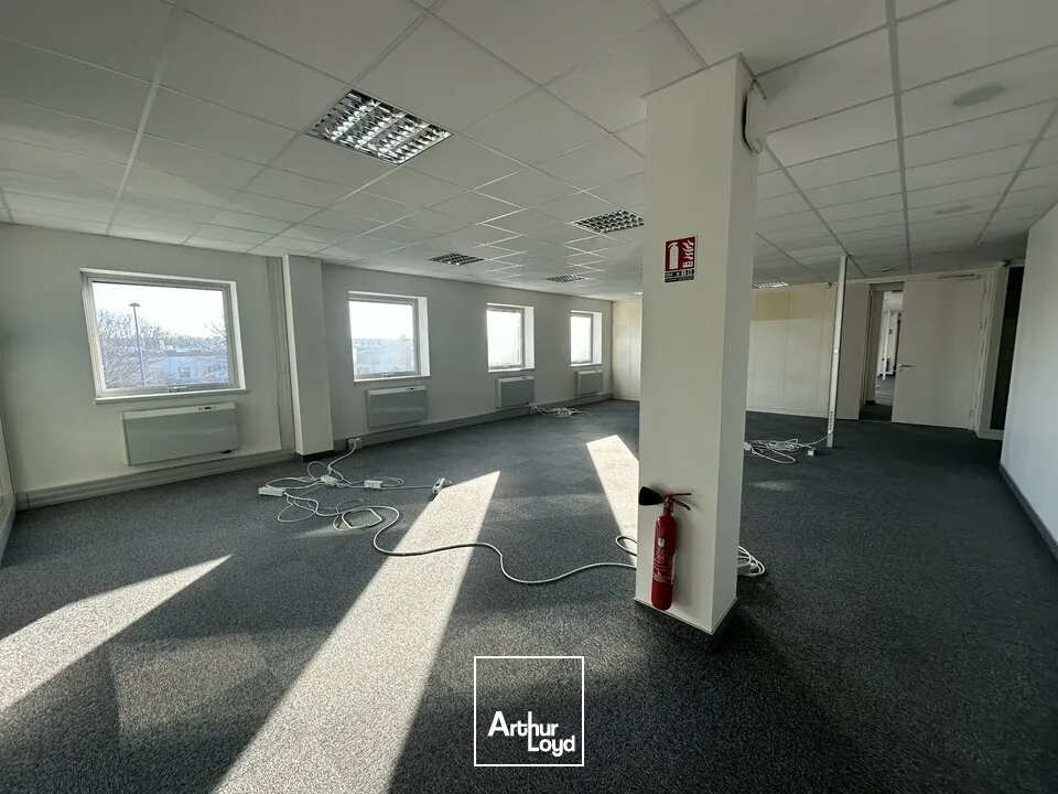BUREAUX à LOUER de 2201 m²