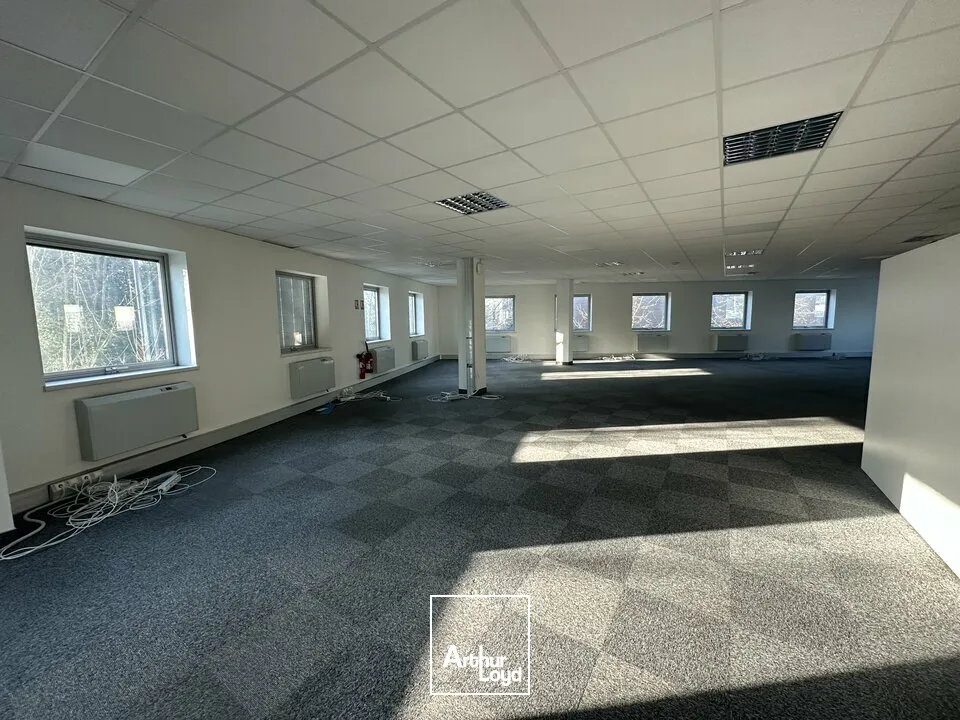 BUREAUX à LOUER de 2201 m²