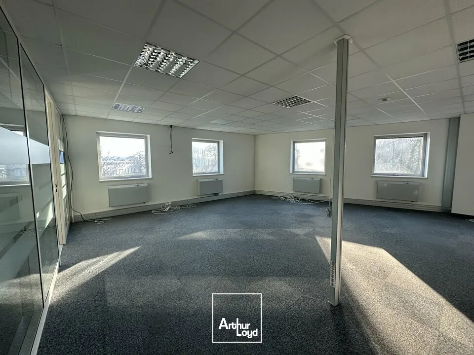 BUREAUX à LOUER de 2201 m²