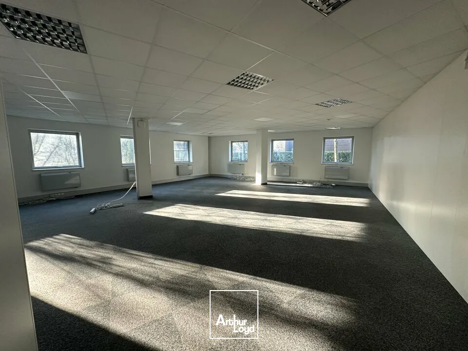 BUREAUX à LOUER de 2201 m²