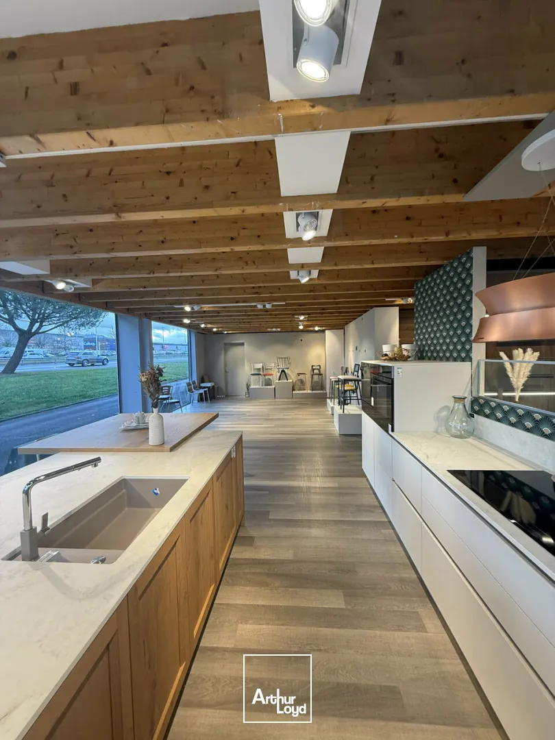 LOCAL COMMERCIAL location à BRIVE-LA-GAILLARDE 19100