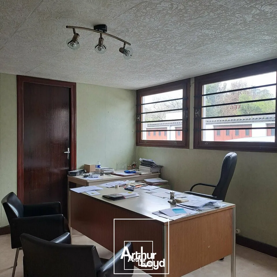 Local de 300 m² à louer  Axe passant de Brive-la-Gaillarde - Stationnements