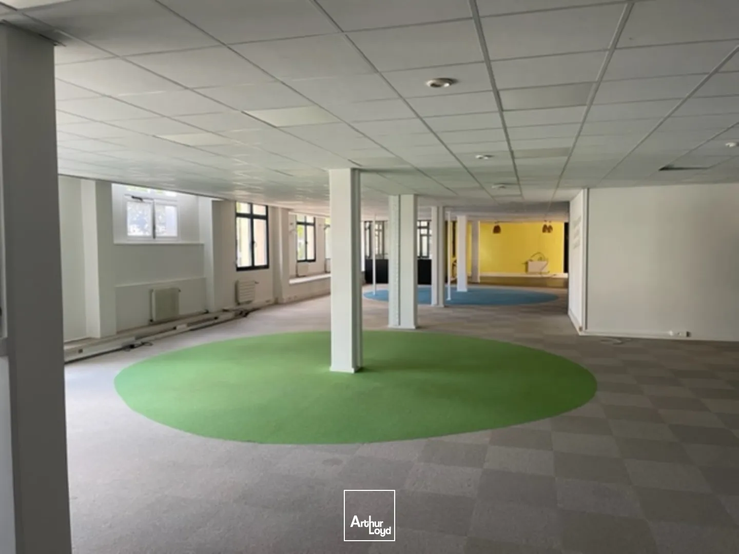 Bureaux rénovés avec parkings - Emplacement stratégique, immeuble de standing