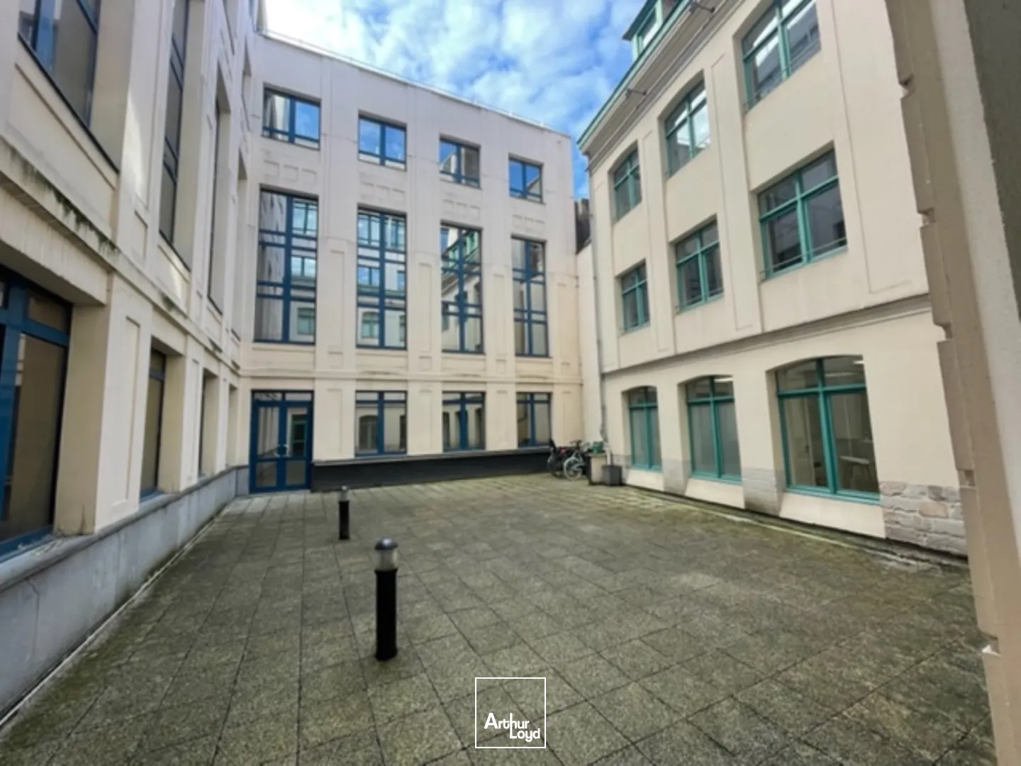 Bureaux rénovés avec parkings - Emplacement stratégique, immeuble de standing