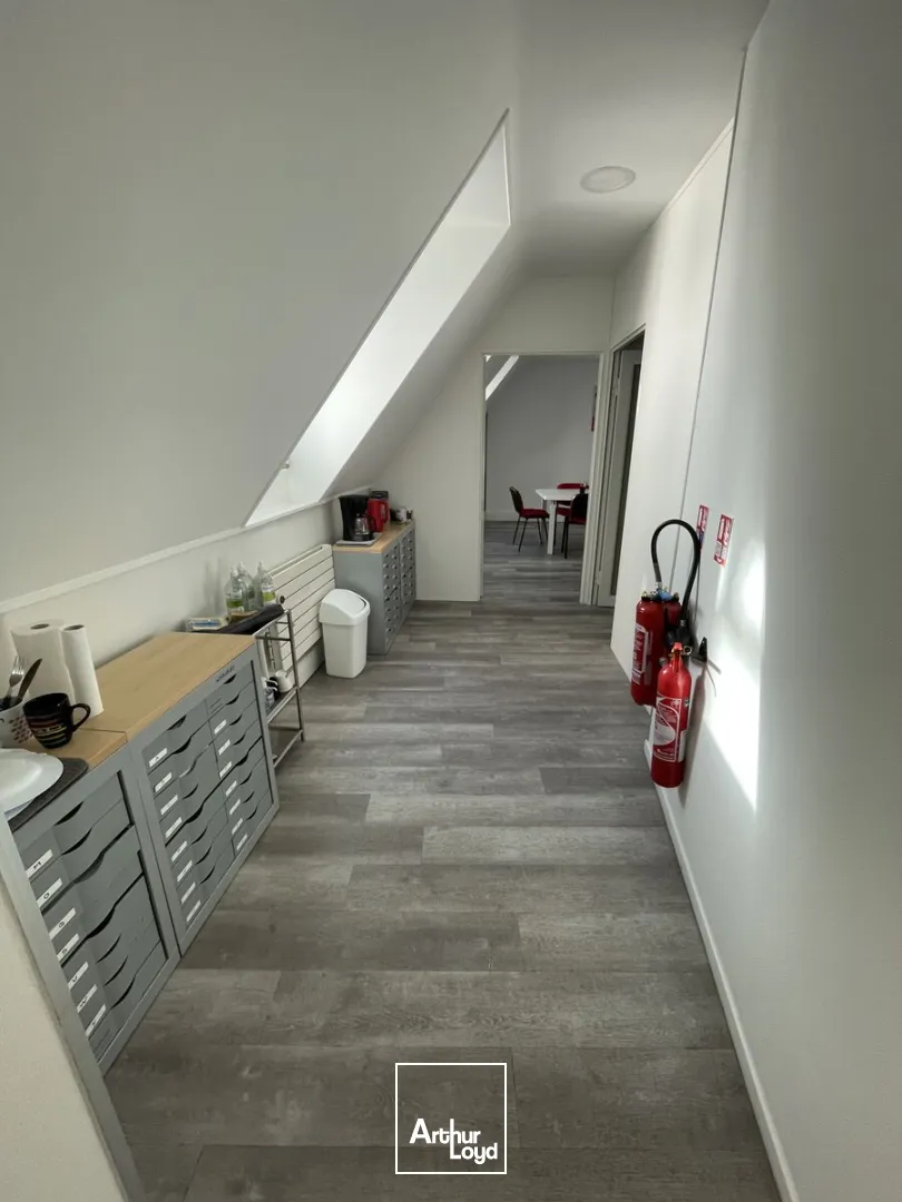 Bureaux rénovés avec parkings - Emplacement stratégique, immeuble de standing