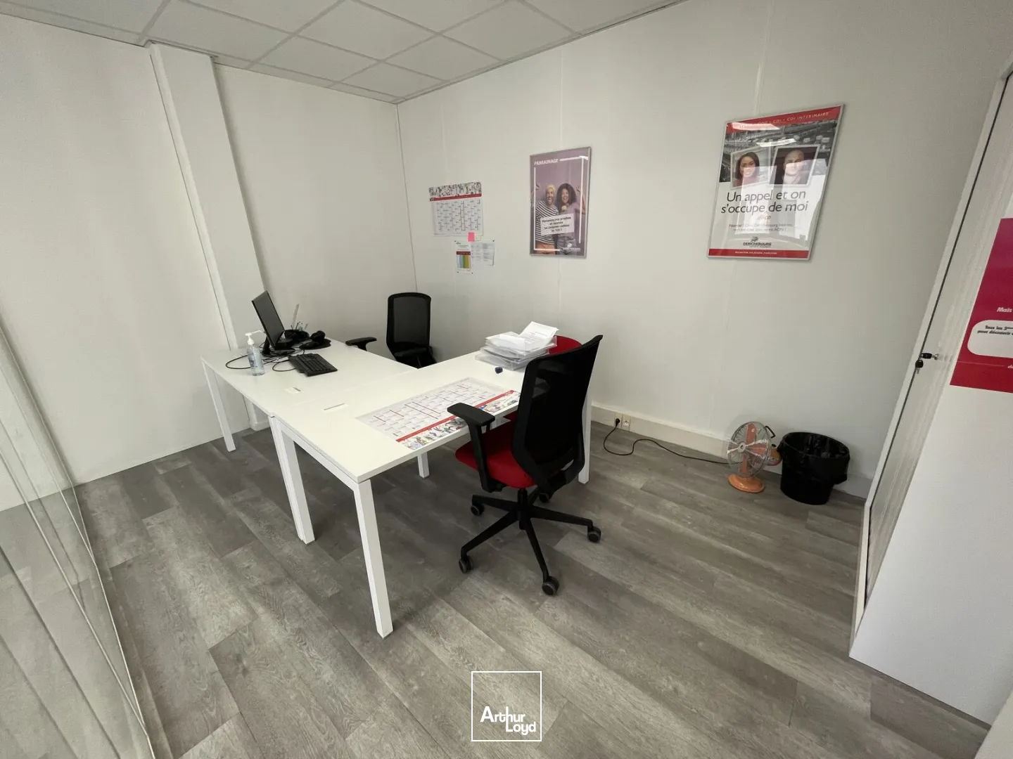 Bureaux rénovés avec parkings - Emplacement stratégique, immeuble de standing