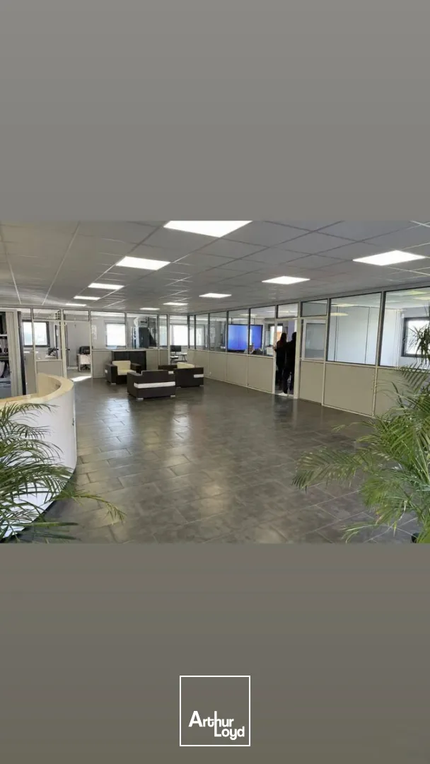 Entrepôt avec bureaux à vendre / à louer au coeur du CIT de RONCQ. Proximité immédiate de l'autoroute et de la Belgique.