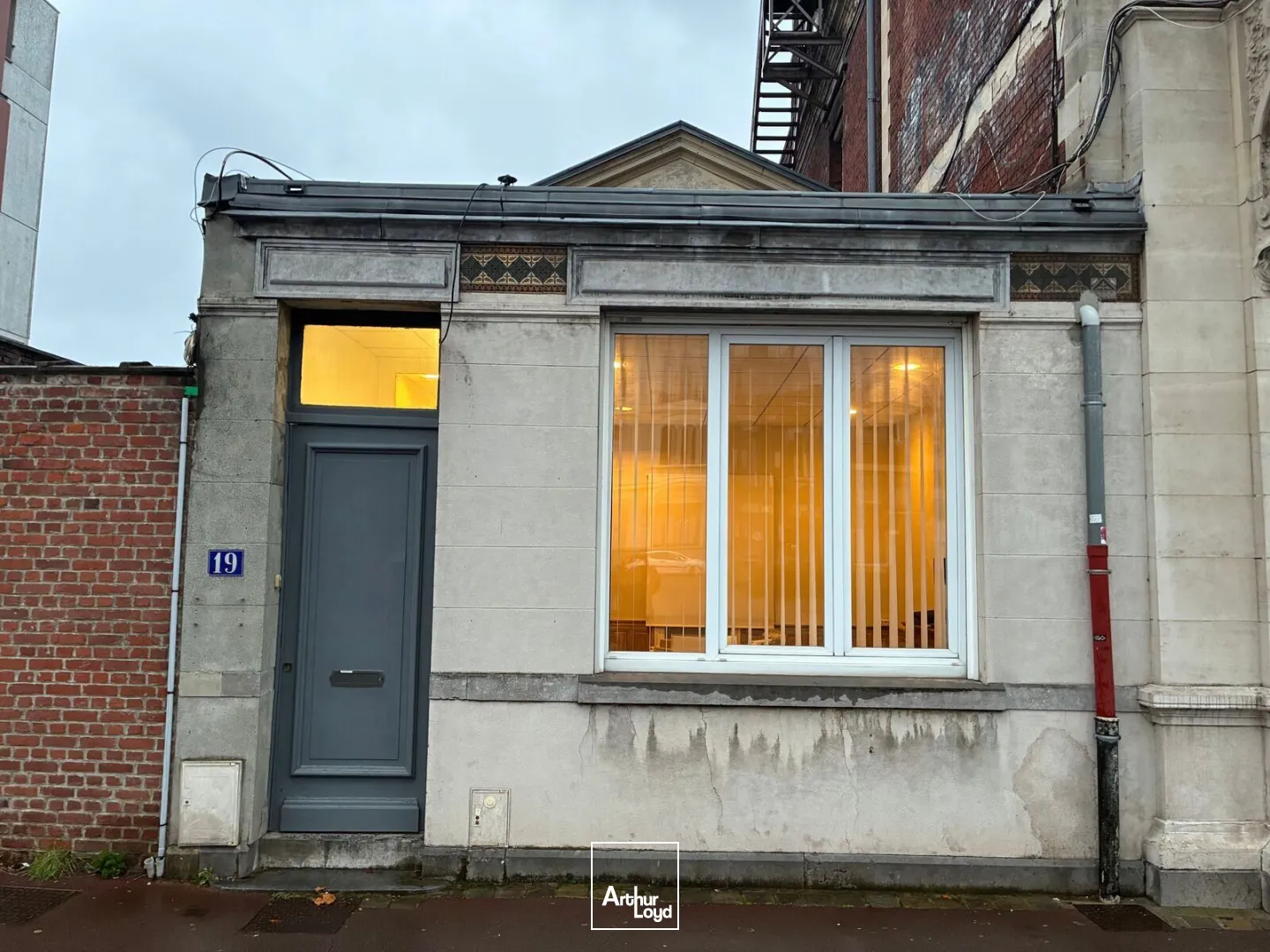 Bureaux indépendants avec cachet, extérieur privatif et parking à vendre/à louer - Opportunité rare à Roubaix