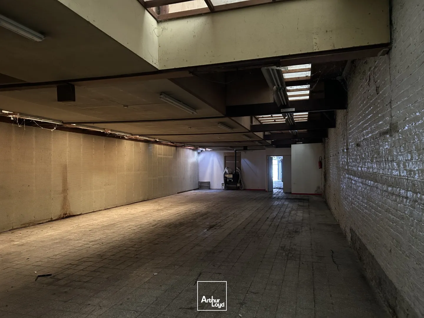 Local commercial à louer - Hyper centre de Carvin, surface de 540 m² avec belle visibilité et fort potentiel 