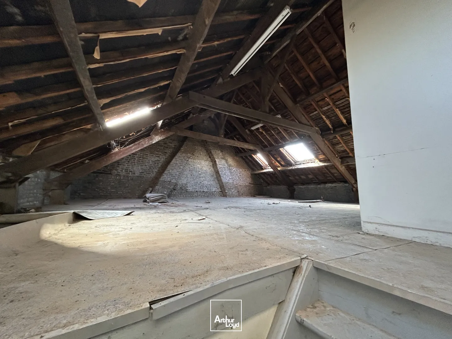 Local commercial à louer - Hyper centre de Carvin, surface de 540 m² avec belle visibilité et fort potentiel 