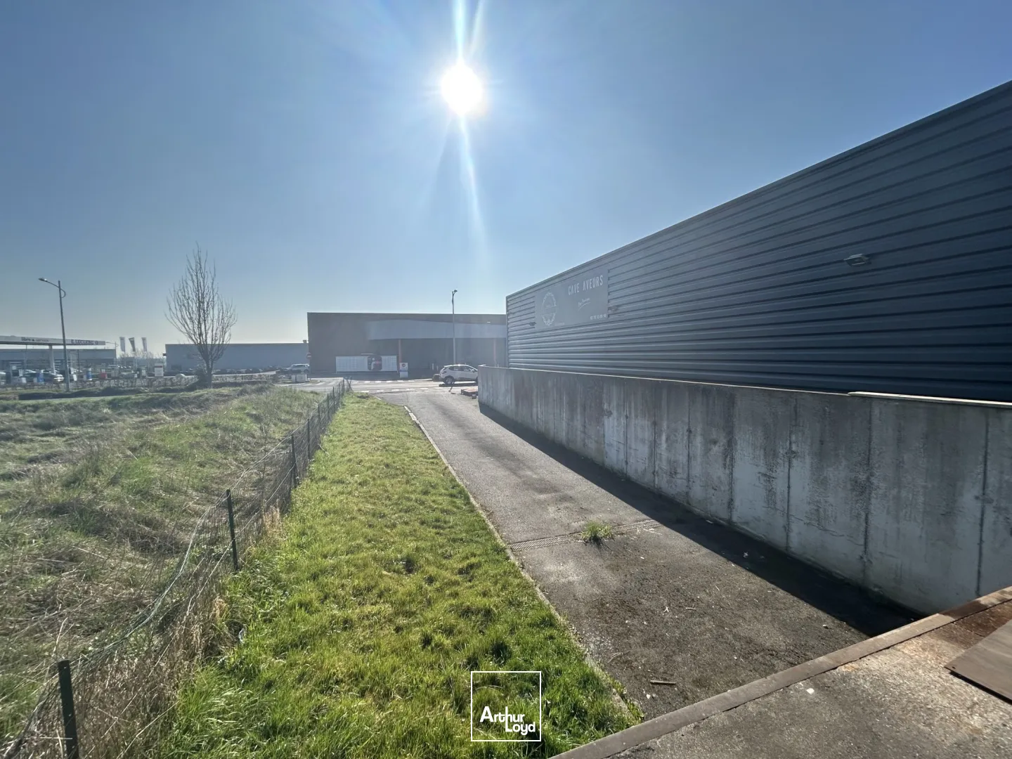 EXCLUSIVITÉ ARTHUR LOYD - LOCAL COMMERCIAL INDÉPENDANT À VENDRE / 1&nbsp;235m2 env et 83 places de parkings VL