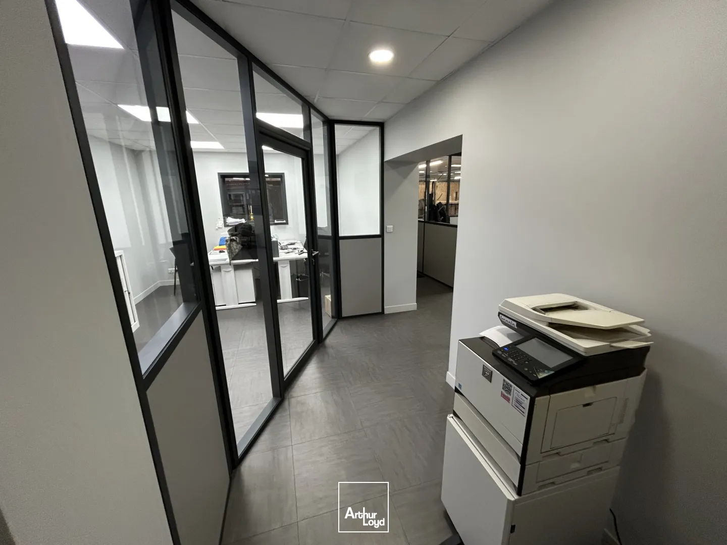 EXCLUSIVITÉ ARTHUR LOYD - LOCAL COMMERCIAL INDÉPENDANT À VENDRE / 1&nbsp;235m2 env et 83 places de parkings VL