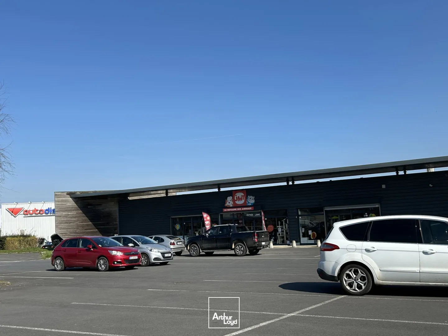 EXCLUSIVITÉ ARTHUR LOYD - LOCAL COMMERCIAL INDÉPENDANT À VENDRE / 1&nbsp;235m2 env et 83 places de parkings VL