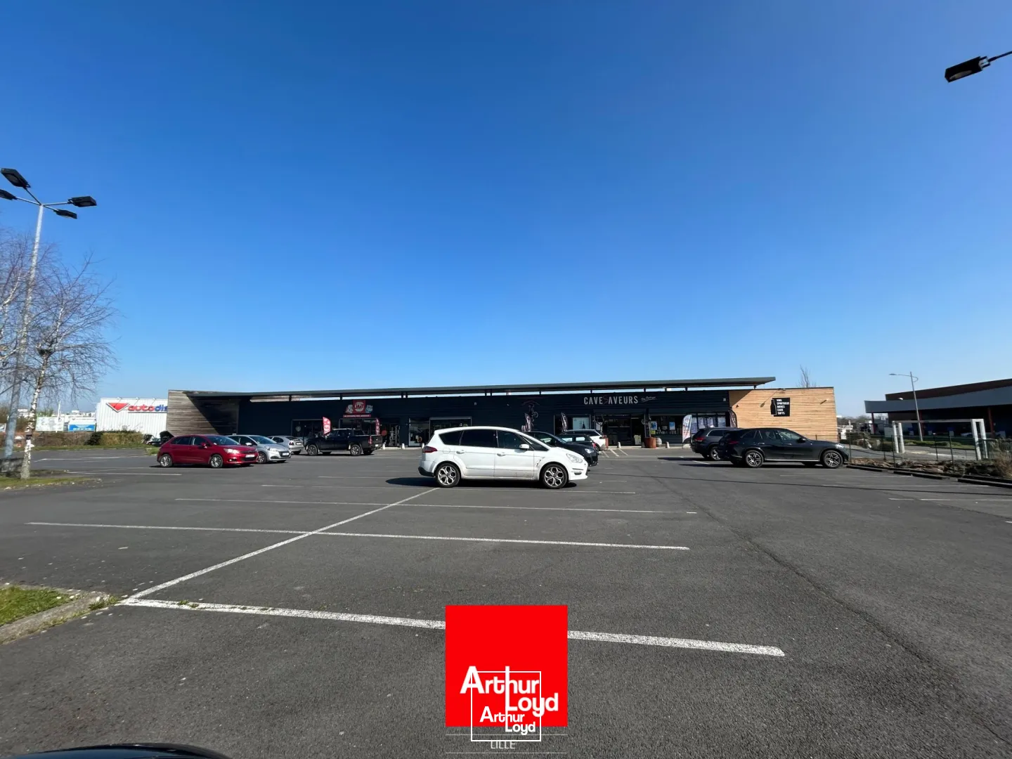 EXCLUSIVITÉ ARTHUR LOYD - LOCAL COMMERCIAL INDÉPENDANT À VENDRE / 1&nbsp;235m2 env et 83 places de parkings VL