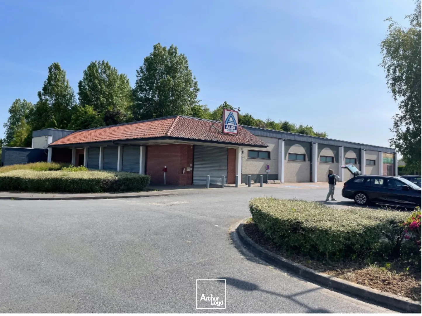 Local commercial de 1&nbsp;082 m² à louer - Emplacement stratégique avec vaste parking à BeaurainvilleDisponible à la vente 