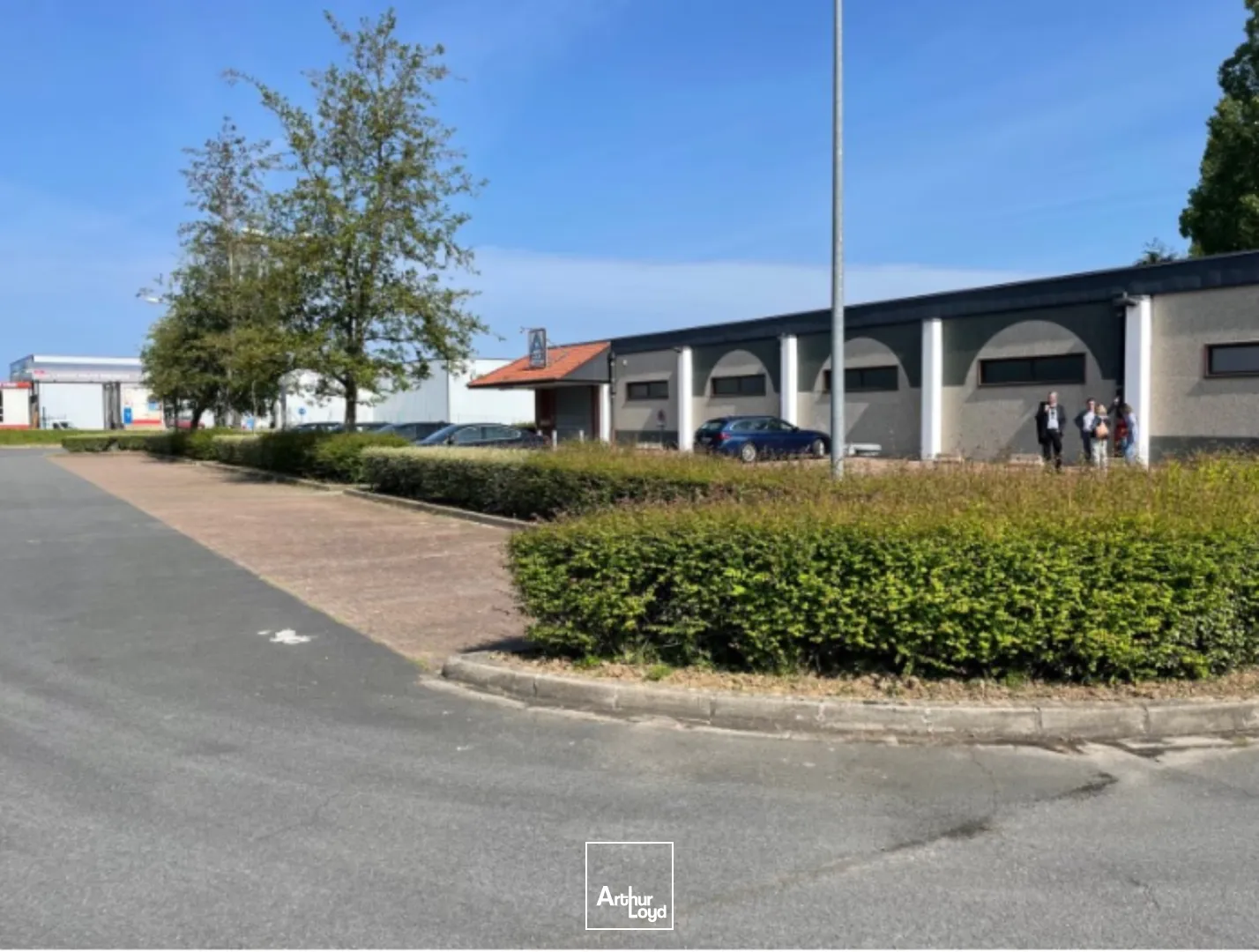 Local commercial de 1&nbsp;082 m² à louer - Emplacement stratégique avec vaste parking à BeaurainvilleDisponible à la vente 