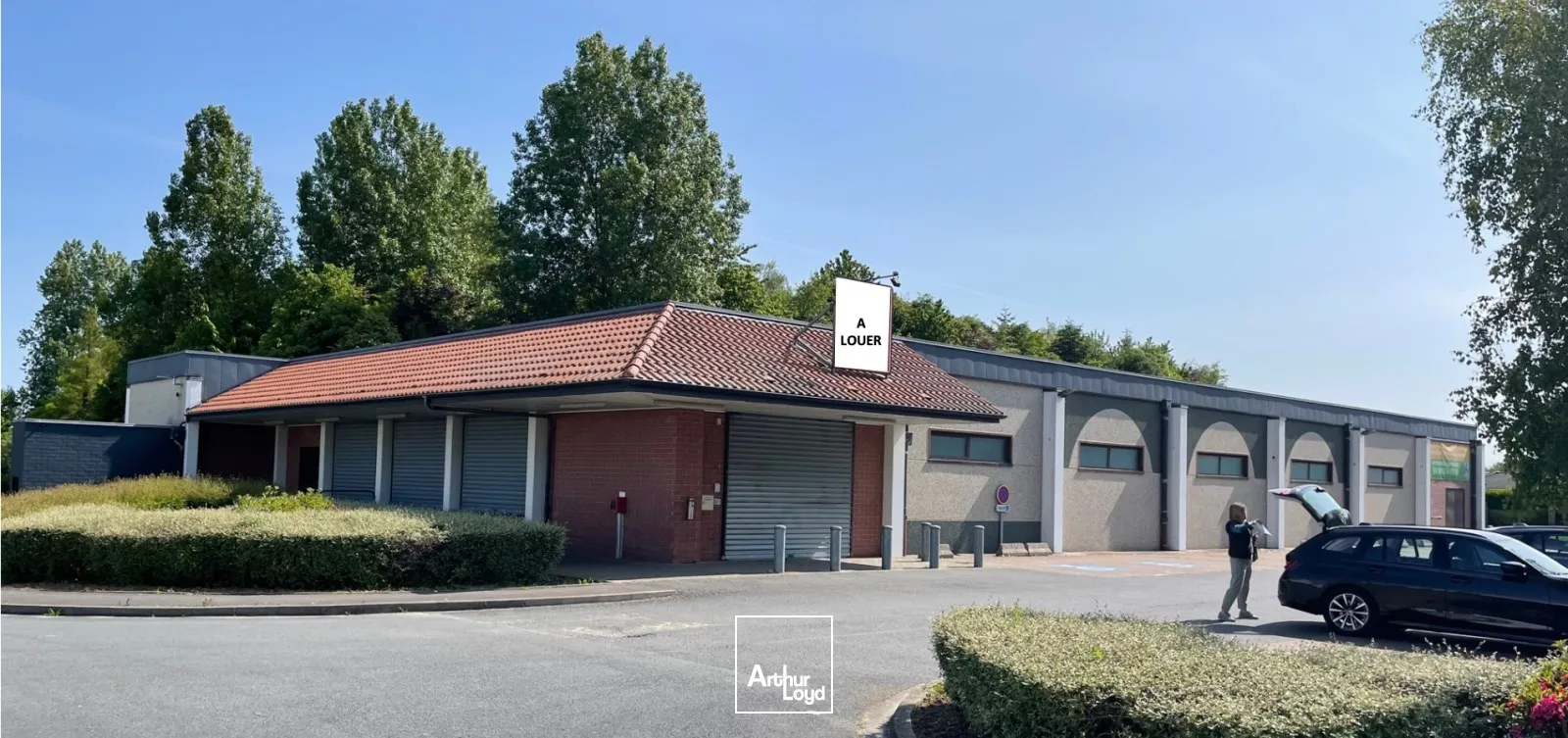 Local commercial de 1&nbsp;082 m² à louer - Emplacement stratégique avec vaste parking à BeaurainvilleDisponible à la vente 